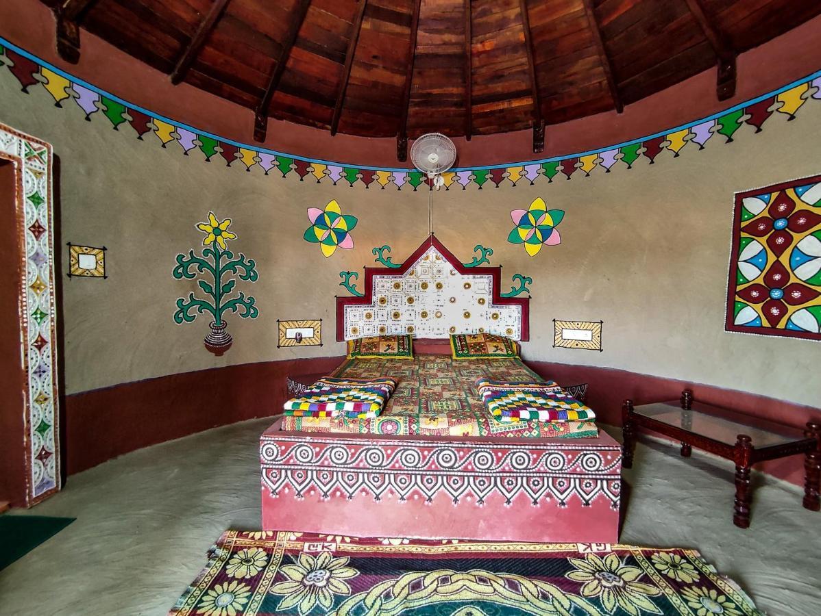 Royal King Hotel Dhordo Екстериор снимка