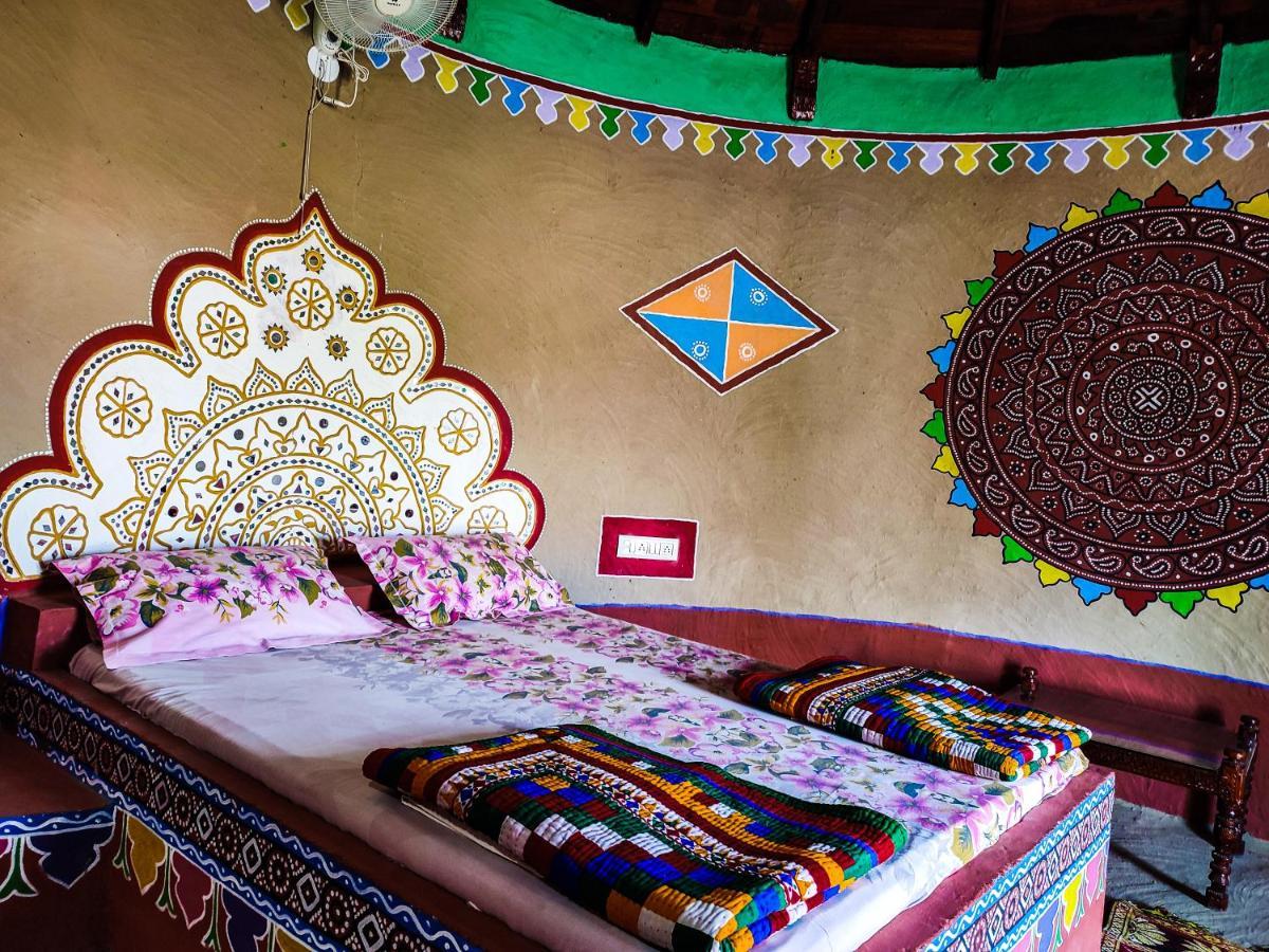 Royal King Hotel Dhordo Екстериор снимка