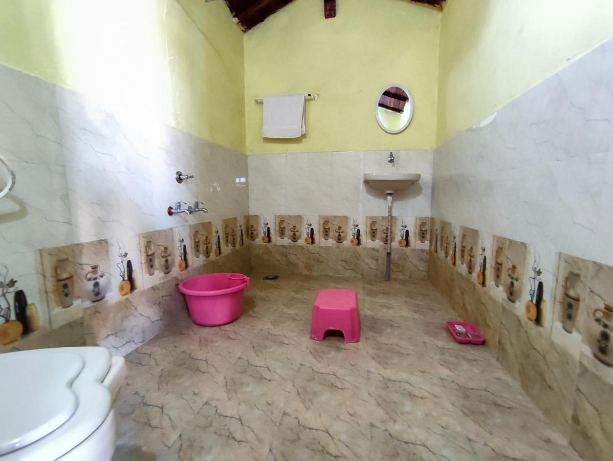 Royal King Hotel Dhordo Екстериор снимка