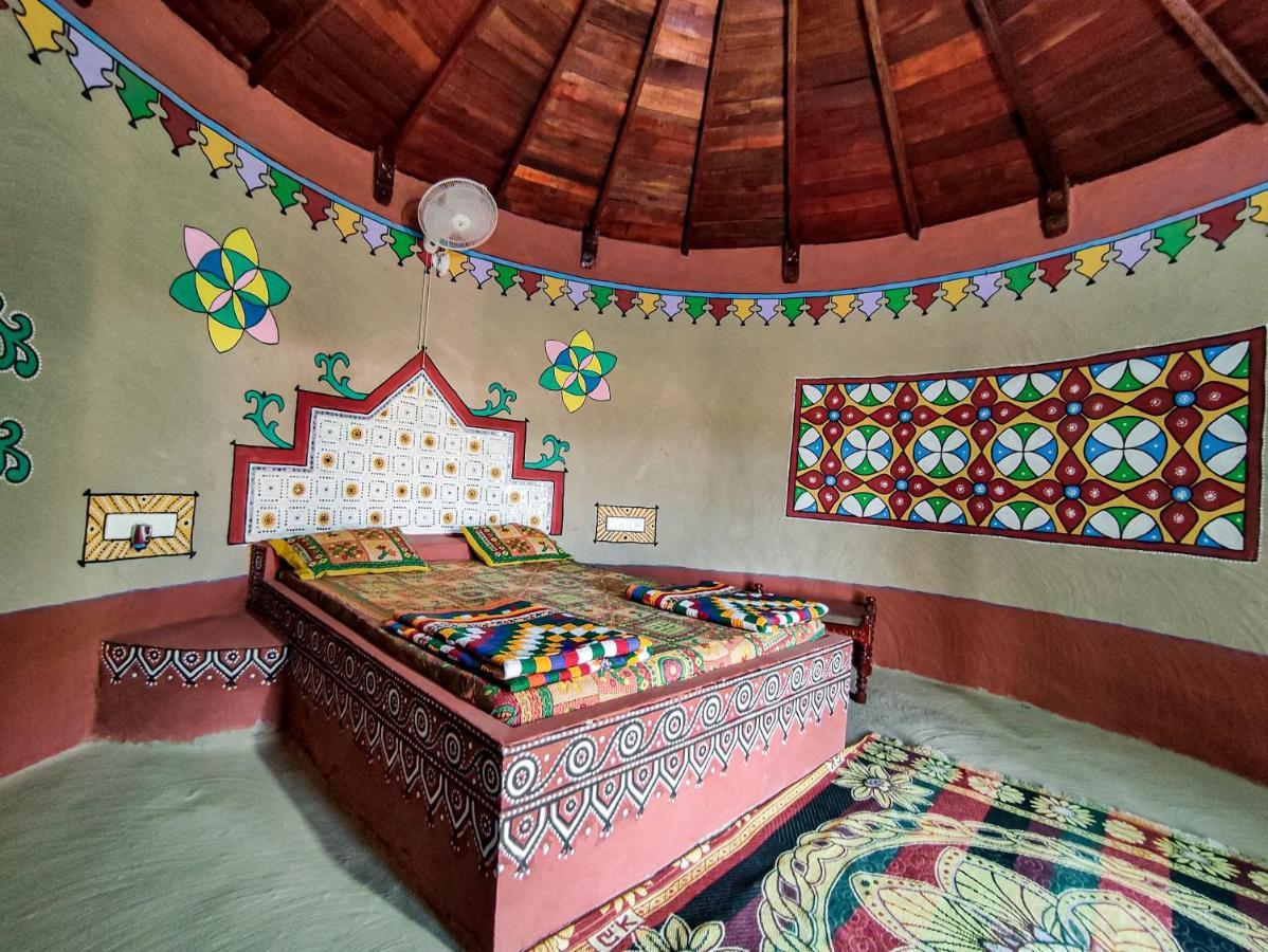 Royal King Hotel Dhordo Екстериор снимка