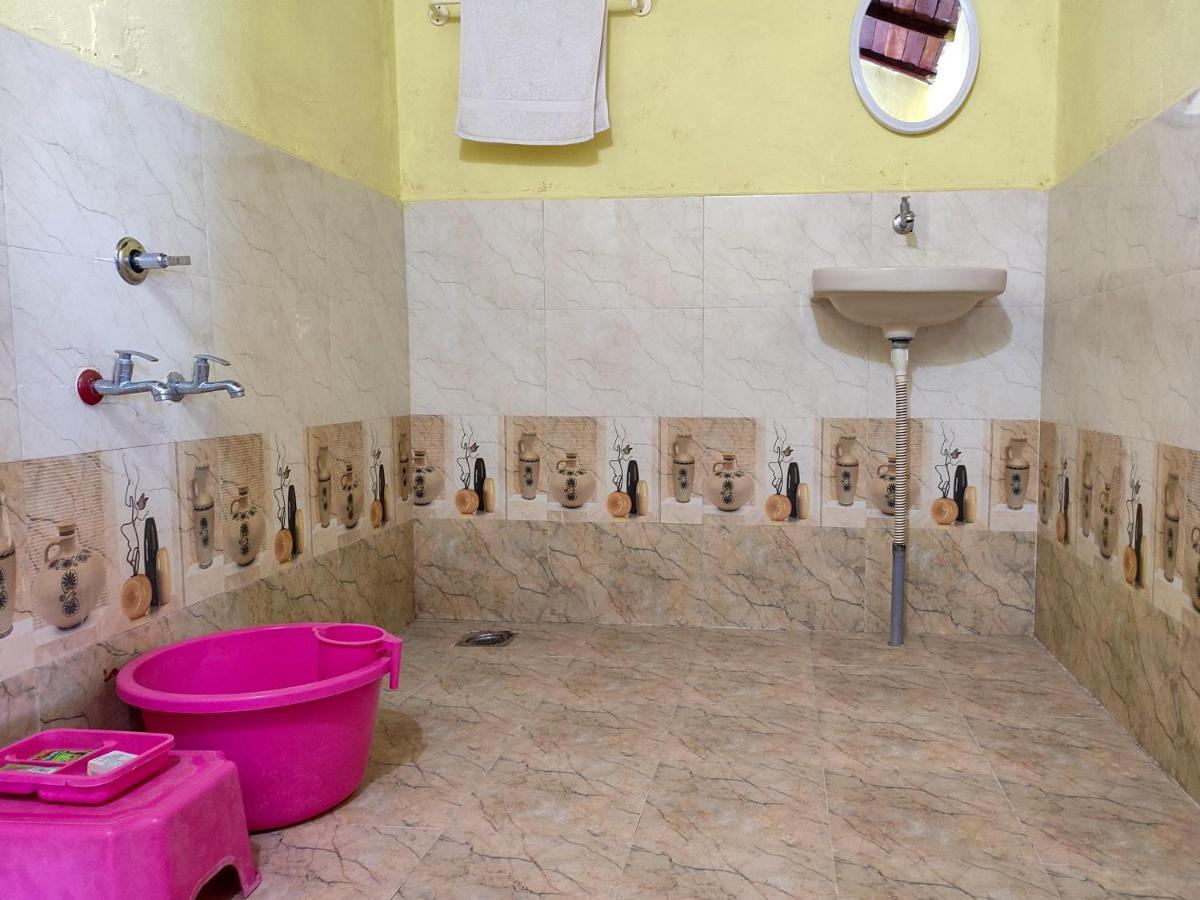 Royal King Hotel Dhordo Екстериор снимка